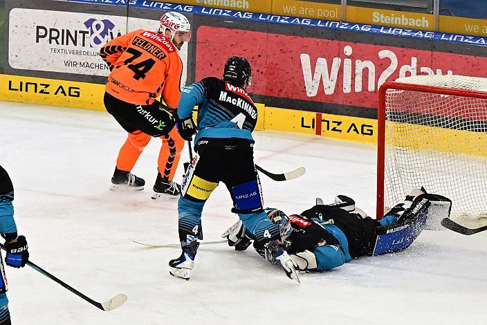 Tormann Thomas Höneckl (Steinbach Black Wings Linz), Ryan MacKinnon (Steinbach Black Wings Linz), Daniel Oberkofler (Moser Medical Graz 99ers), Yohann Auvitu (Steinbach Black Wings Linz), 52. Runde ICE, Steinbach Black Wings Linz vs Graz 99ers, Linz AG Eisarena 