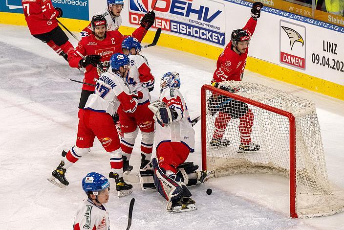 Stürmer Manuel Ganahl (AUT), Stürmer Nico Feldner (AUT), Tormann Ales Stezka (CZE) jubeln über das 1 zu 1, Österreich vs Tschechische Republik, Eishockey Nationalteam, Testspiel Linz, Oberösterreich 