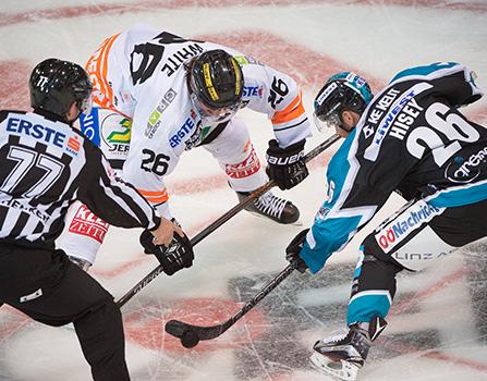 Rob Hisey (EHC Liwest Black Wings Linz) und Patrick White (Moser Medical Graz 99ers) EHC Liwest Black Wings Linz vs Moser Medical Graz 99ers