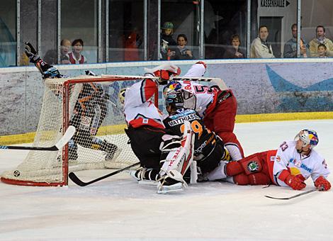 Markus Matthiasson, Liwest Black Wings Linz erzielt das Tor zum 1 zu 3.