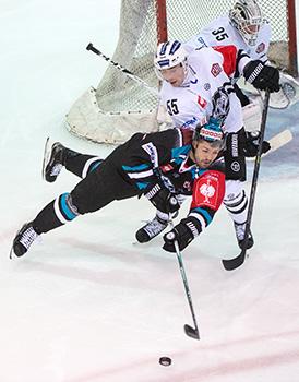 Andrew Jacob Kozek  (EHC Liwest Black Wings Linz, #19) und Harri Tikkanen of TPS Turku #55 EHC Liwest Black Wings Linz vs TPS Turku 