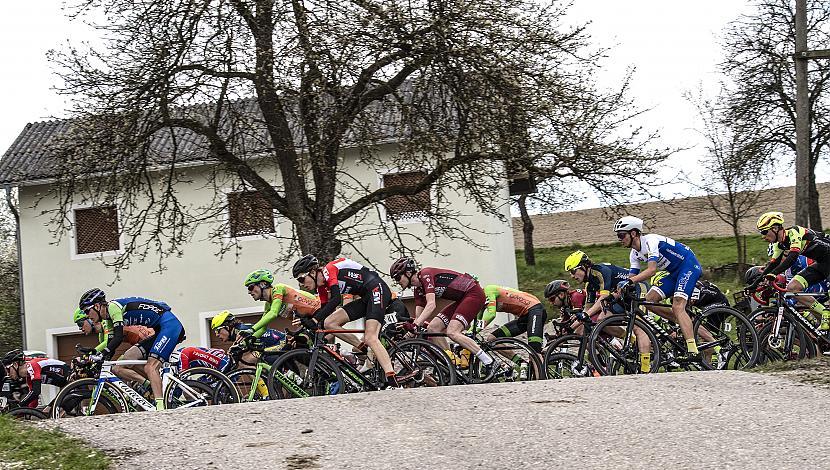 Das Feld mit Markus Freiberger (AUT, Hrinkow Advarics Cycleang) 58. Internationales Kirschbluetenrennen, Wels