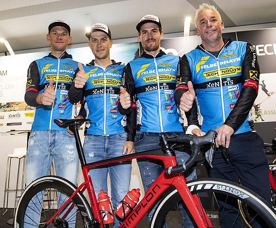 v.l. Matthias Krizek, Riccardo Zoidl, Stephan Rabitsch, Directeur Sportif Andreas Grossek, Team Felbermayr Simplon Wels 