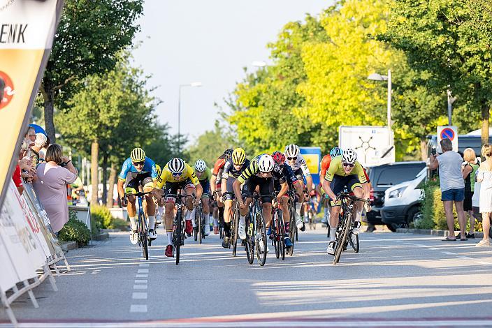 Der Sprint des Hauptfeldes Int. "Keine Sorgen" Junioren Rundfahrt UCI Kat. 2.1 MJ