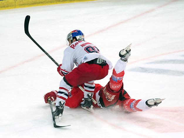 Dominique Heinrich, Salzburg im Zweikampf, EC Red Bull Salzburg vs HCB Suedtirol, Halbfinale, 3. Finale, Play-Offs 