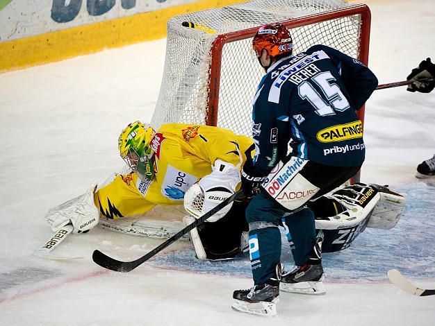 Matthias Iberer, Linz vor Tormann Matthew Zaba, Vienna,  EHC Liwest Black Wings Linz vs UPC Vienna Capitals, Pick Round