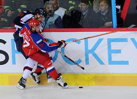 #87 Ondrej Vesely, Stuermer, HC Mountfield - Budweis checkt die #88 Tomas Siffalovic, Slovan Bratislava an der Bande.