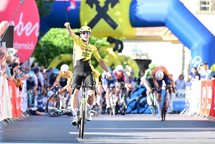 Sieger Henry Hobbs (GBR, Team Visma - Lease a Bike Development Team), Zieleinfahrt in Reichersberg 2. Etappe Eferding - Reichersberg, Oberösterreich Rundfahrt