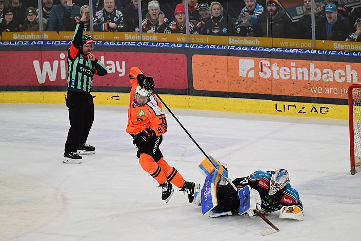 Schiedsrichter Patrick Fichtner (OEEHV), Sam Antonitsch (Moser Medical Graz 99ers), Tormann Rasmus Tirronen (Steinbach Black Wings Linz) Win2Day ICE Hockey League,  Steinbach Black Wings Linz vs Moser Medical Graz 99ers,  Linz AG Eisarena 