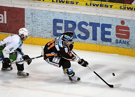 Andreas Judex Liwest Black Wings Linz verfolgt von Igor Cvetek HDD TILIA Olimpija Ljubljana