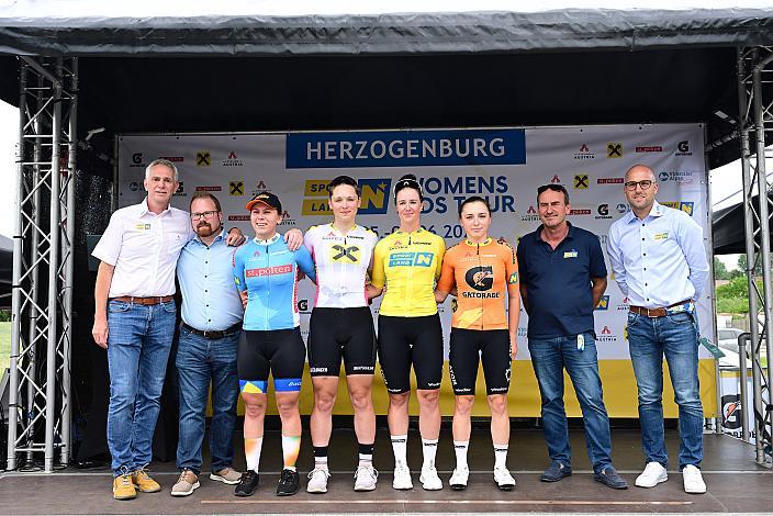 Die Trikotträger, Jürgen Brettschneider (Präsident LRV Niederösterreich), Nadja Heigl (AUT, SU Bikestore CC), Messane Bräutigam (GER9; Florian König (ÖRV Generalsekretär), Nikola BAJGEROVA  (CZE, Mat Atom Development)  Etappensiegerin 30.05.2024 Rad 1a Etappe Sportland NOE WOMENS  KIDS Tour