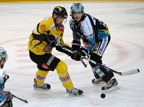Franklin MacDonald, Linz und Benoit Gratton, Vienna, EHC Liwest Black Wings Linz vs. UPC Vienna Capitals, 5. Viertelfinale