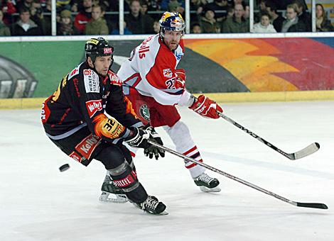 #27 Remi Royer, Verteidiger, Red Bulls Salzburg und die #32 Pascal Rheaume, Stuermer, Vienna Capitals. 