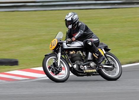 Norton Parade im Zuge des Classic Grand Prix der Fahrer Nr. 30 Peter Kilian.
