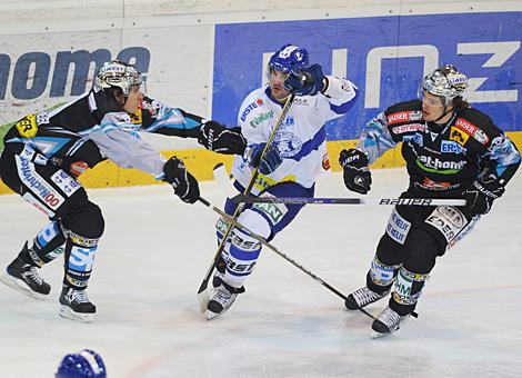 Martin Grabher Meier und Martin Mairitsch Liwest Black Wings Linz vs. Frank Banham KHL Medvescak Zagreb