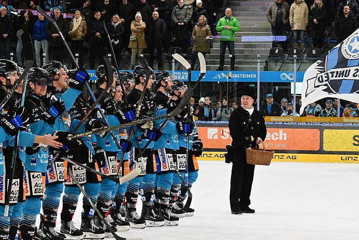 Das Team der Steinbach Black Wings Linz mit dem Rauchfangkehrer, 34. Runde ICE, Steinbach Black Wings Linz vs Hydro Fehervar AV 19, Linz AG Eisarena