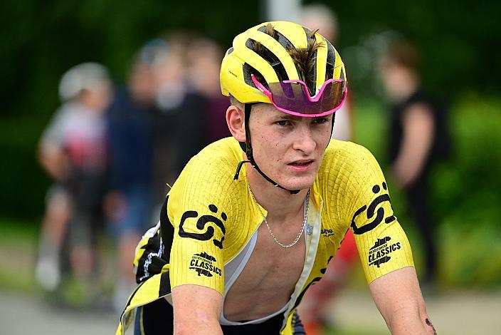 Im Gelben Trikot des Gesamtführenden Oscar Amey (GBR, Willebrord Wil Vooruit), 50. OÖ Junioren Rundfahrt, 3. Etappe Bad Wimsbach Strass im Attergau