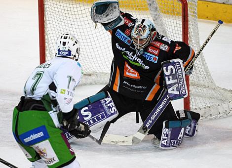 Alex westlund Liwest Black Wings Linz klaert vor Jurij Golicic HDD TILIA Olimpija Ljubljana