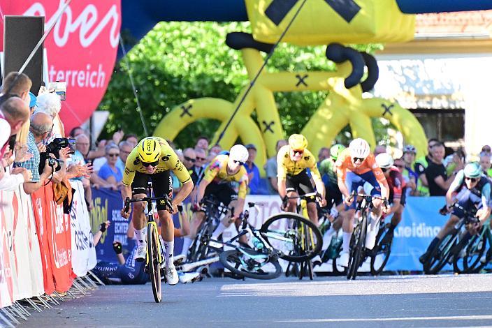 Sieger Henry Hobbs (GBR, Team Visma - Lease a Bike Development Team), Zieleinfahrt in Reichersberg 2. Etappe Eferding - Reichersberg, Oberösterreich Rundfahrt