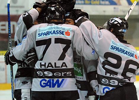 Die Grazer feiern das 1 zu 0 durch die #77 Jiri Hala, Graz 99ers.