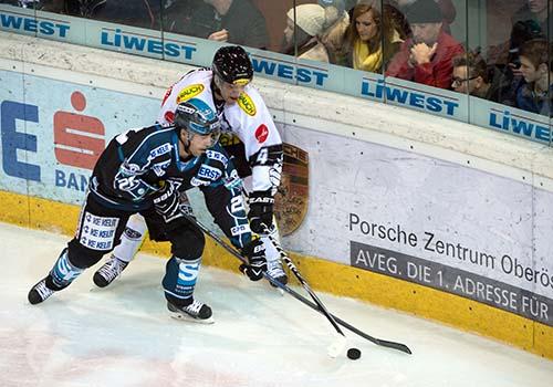 Brad Moran, Linz und Nicholas Crawford, Dornbirn,  EHC Liwest Black Wings Linz vs Dornbirner EC