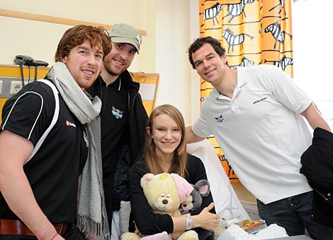 Die Linzer Black Wings Pat Leahy, Reid Cashman, Aaron McKenzie in der Landeskinderklinik.   