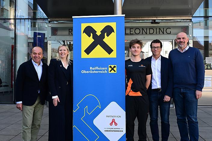 v.l. Paul Resch (Präsident LRV Oberösterreich), Bürgermeisterin Dr. Sabine Naderer-Jelinek, Leonding, Adrian Stieger (AUT, Team Schwingshandl),  Thomas Schwingshandl, Peter Gattringer (Stadtrad Sport Leonding),  Pressekonferenz zum 64. Rad Saison Eroeffnungsrennen Leonding 