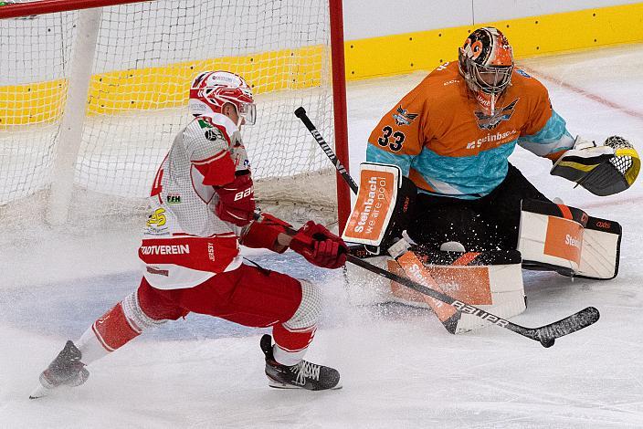 Leonhard Korus (EC Bad Nauheim), Tormann Thomas Höneckl (Steinbach Black Wings Linz) Steinbach Black Wings Linz vs EC Bad Nauheim, Testspiel, Eishockey, Bet at Home ICE Hockey League