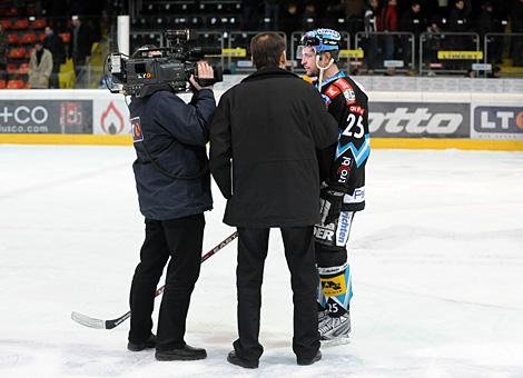 Spieler des Abends Mark Szuecs, im TV Interview.