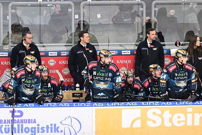 Die Spielerbank der Steinbach Black Wings Linz mit Head Coach Philipp Lukas (Steinbach Black Wings Linz) Steinbach Black Wings Linz vs Migross Supermercati Asiago Hockey 1935, Linz AG Eisarena 