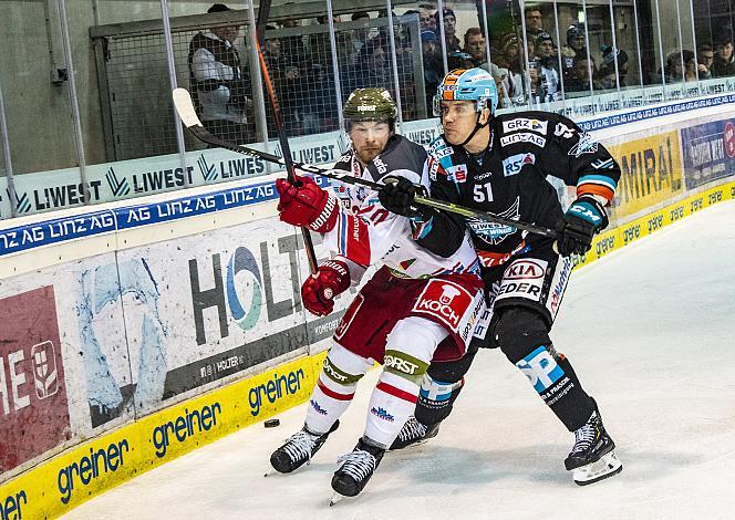 Im Bild: Daniel Woger (EHC Liwest Black Wings Linz), Dennis Robertson (HCB Suedtirol Alperia)  Eishockey,  EHC Liwest Black Wings Linz vs HCB SÃ¼dtirol Alperia 