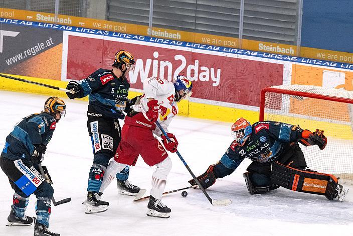 Brian Lebler (Steinbach Black Wings Linz), Raphael Wolf (Steinbach Black Wings Linz), Paul Huber (EC Red Bull Salzburg), Tormann Rasmus Tirronen (Steinbach Black Wings Linz) Steinbach Black Wings Linz vs EC Red Bull Salzburg, Linz AG Eisarena 