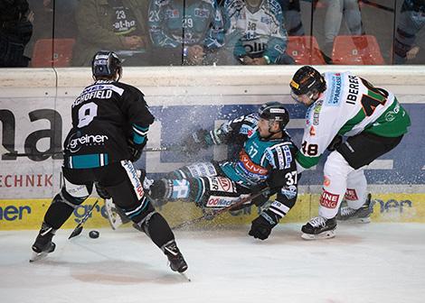 Rick Schofield (EHC Liwest Black Wings Linz), Andreas Kristler (EHC Liwest Black Wings Linz), Florian Iberer (Moser Medical Graz 99ers)  EHC Liwest Black Wings Linz vs Moser Medical Graz 99ers