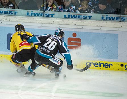 Rob Hisey (EHC Liwest Black Wings Linz) und Patrick Peter (UPC Vienna Capitals), EHC Liwest Black Wings Linz vs UPC Vienna Capitals