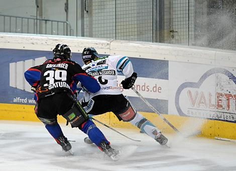 Alexander Pallestrang, Verteidiger, EHC Liwest Black Wings Linz klaert vor dem Ingolstaedter, Thomas Greilinger.