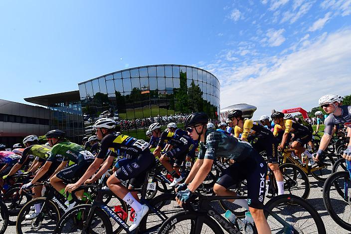 Start in St. Florian/Asten bei der Firma Backaldrin, 15. Int. Raiffeisen Oberöstereich Rundfahrt  4. Etappe St.Florian /Asten - Hinterstoder/Höss 15. Int. Raiffeisen OÖ-Radrundfahrt UCI Kat. 2.2