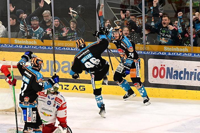Die Steinbach Black Wings Linz feiern das Tor zum 2  zu 0, durch Christoph Tialler (Steinbach Black Wings Linz),  Win2Day ICE Hockey League,  Steinbach Black Wings Linz vs  HCB Südtirol Alperia,  Linz AG Eisarena