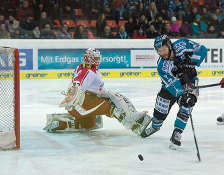 Brett Palin (EHC Liwest Black Wings Linz) und Tormann Bernd Brückler (EC KAC), EHC Liwest Black Wings Linz vs EC KAC
Brett Palin (EHC Liwest Black Wings Linz) und Tormann Bernd BrÃ¼ckler (EC KAC), EHC Liwest Black Wings Linz vs EC KAC