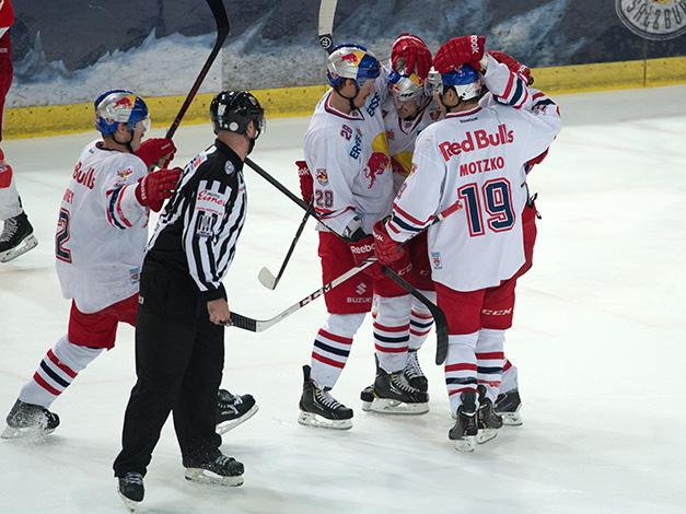 Salzburg feiert ein Tor gegen Bozen, EC Red Bull Salzburg vs HCB Suedtirol, Halbfinale, 3. Finale, Play-Offs