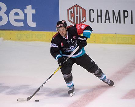 Philipp Lukas (EHC Liwest Black Wings Linz) EHC Liwest Black Wings Linz vs SC Bern