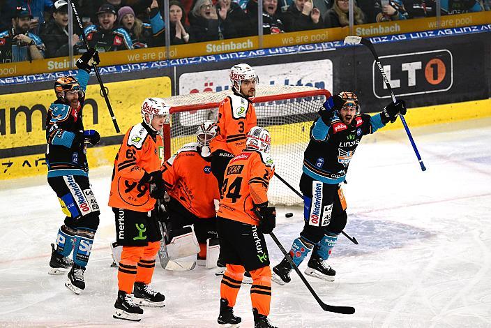 Andreas Kristler (Steinbach Black Wings Linz) feiert das Tor zum 1 zu 0 durch Raphael Wolf (Steinbach Black Wings Linz) Win2Day ICE Hockey League,  Steinbach Black Wings Linz vs Moser Medical Graz 99ers,  Linz AG Eisarena 
