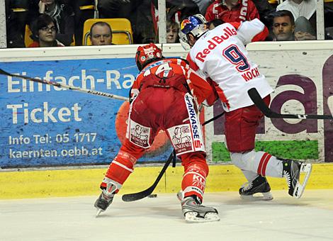#9 Thomas Koch, Stuermer, Red Bull Salzburg, im Duell mit Johannes Reichl, KAC.