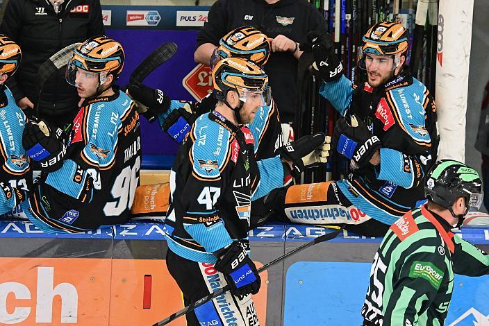 Logan Roe (Steinbach Black Wings Linz) feiert den Treffer zum 2 zu 3,  Semifinale 2, Win2Day ICE Hockey League, 2. Semifinale, Steinbach Black Wings Linz vs EC KAC,  Linz AG Eisarena