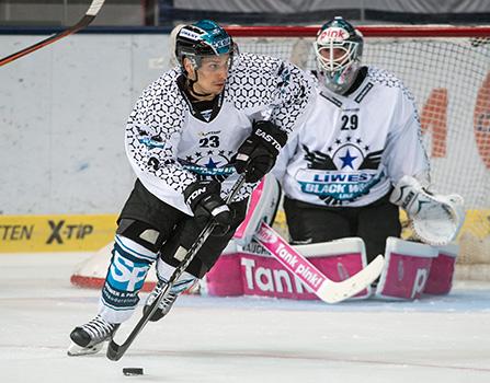 Fabio Hofer (EHC Liwest Black Wings Linz, #23), EC Red Bull Muenchen vs EHC Liwest Black Wings Linz 