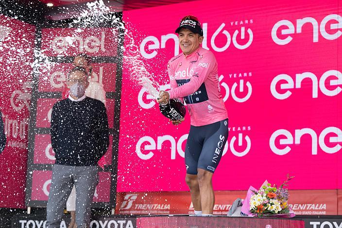 Im Rosa Trikot Richard Carapaz (ECU, Ineos Grenadiers), Stage 17 Ponte di Legno - Lavarone, 105. Giro d Italia, UCI Worl Tour