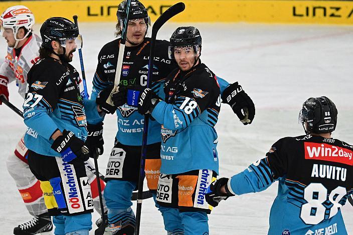 Die Steinbach Black Wings Linz feiern das Tor zum 1 zu 0 durch Ken Ograjensek (Steinbach Black Wings Linz), 41. Runde ICE, Steinbach Black Wings Linz vs EC KAC, Linz AG Eisarena 