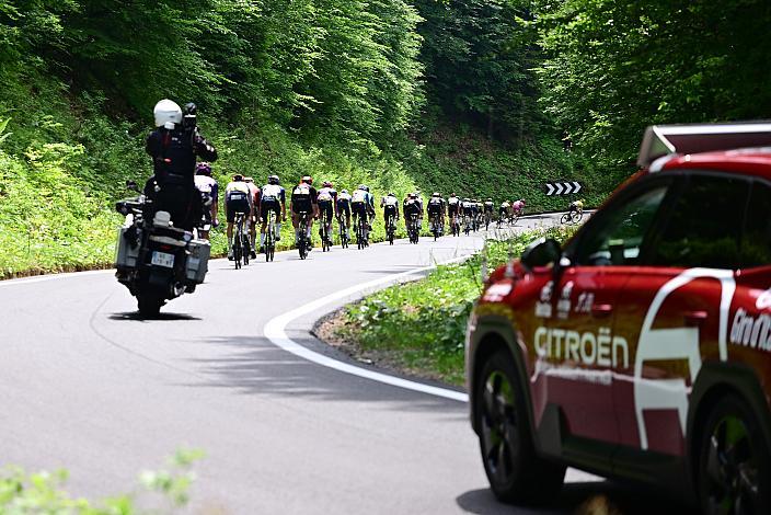 Das Peloton in der Abfahrt von Piancavallo,  Gemona del Friuli 1976-2026 - Piancavallo, 109. Giro d Italia