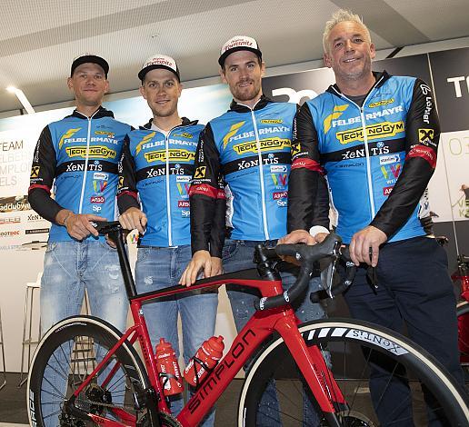v.l. Matthias Krizek, Riccardo Zoidl, Stephan Rabitsch, Directeur Sportif Andreas Grossek, Team Felbermayr Simplon Wels 