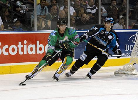 Daniel Oberkofler, Liwest Black Wings verfolgt Sam Gagner, Ontario Knights.