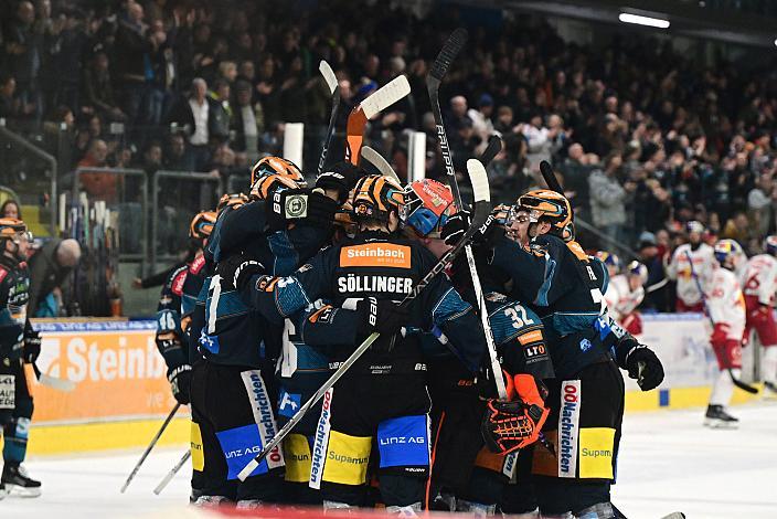 Die Steinbach Black Wings Linz feiern den Sieg über Salzburg. Steinbach Black Wings Linz vs EC Red Bull Salzburg, Linz AG Eisarena 
